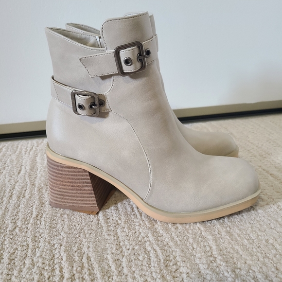 Boots size 7 - Picture 5 of 5